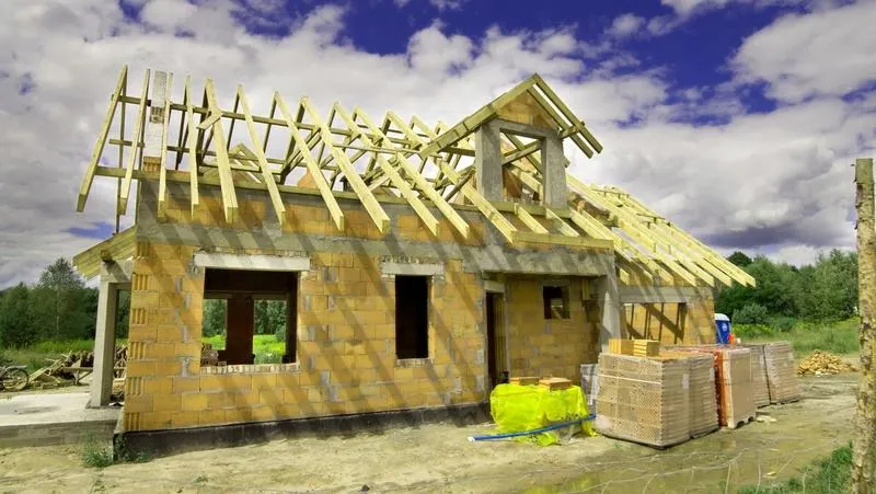 Ile kosztuje budowa domu 100m2 z poddaszem? Sprawdź aktualne ceny i porady!