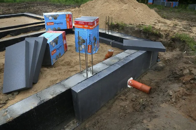 Jak skutecznie ocieplić fundamenty budynku i obniżyć rachunki za energię?