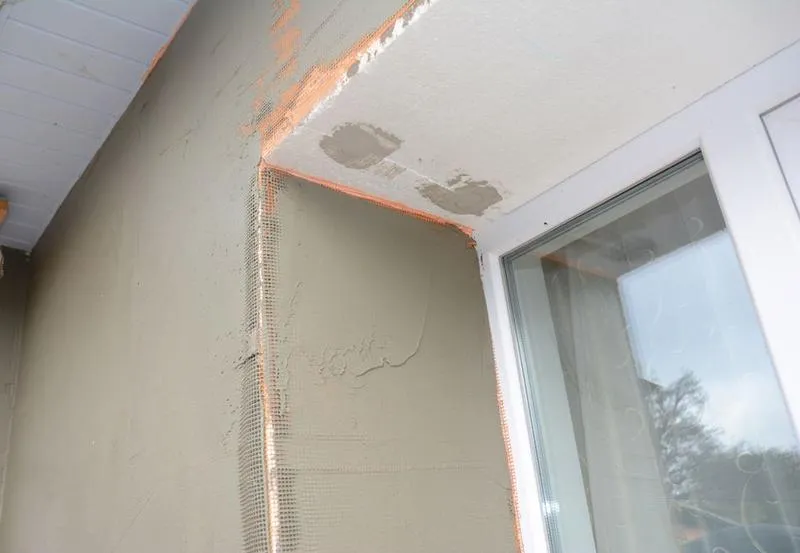 Jak skutecznie wkleić siatkę na styropianie – praktyczne porady dla każdego budowlańca