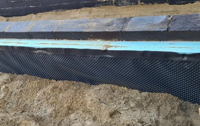 Jak skutecznie wykorzystać folię kubełkową w budowie solidnych fundamentów?