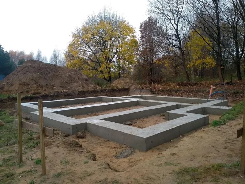 Jakie materiały wybrać do obłożenia fundamentu?