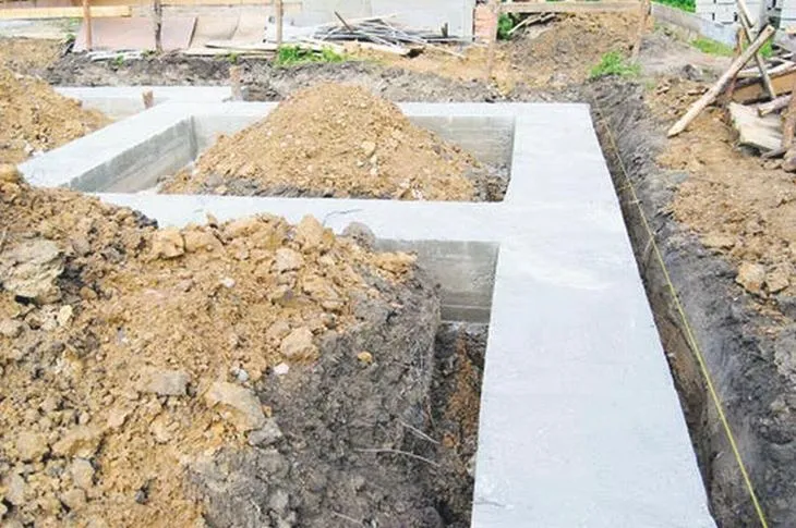 Jakie są koszty usunięcia starych fundamentów i na co zwrócić uwagę?