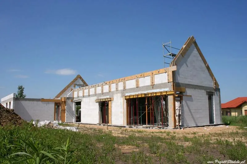 Jakie są realne koszty budowy stodoły murowanej? Przewodnik dla inwestorów