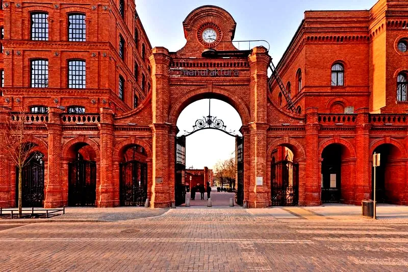 Przemiana przeszłości: budowa nowego domu na starych fundamentach jako nowa szansa