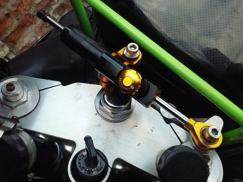 Przewodnik krok po kroku: Jak skutecznie zamontować amortyzator skrętu