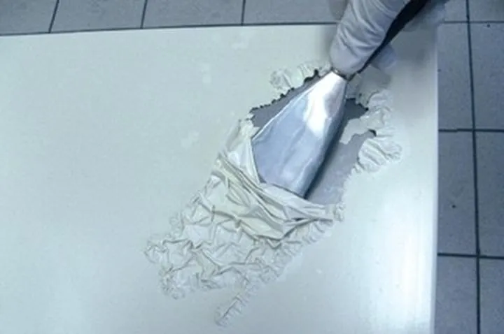 Skuteczne sposoby na usunięcie farby z mebli – poradnik krok po kroku