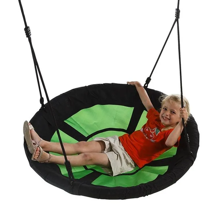 Bocianie gniazdo w ogrodzie