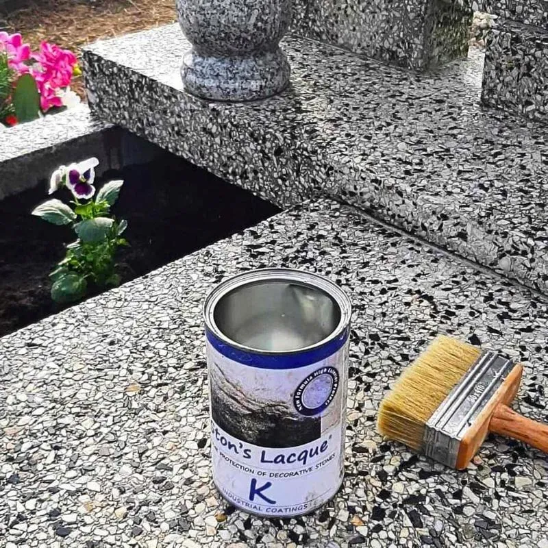 Malowanie liter na pomniku