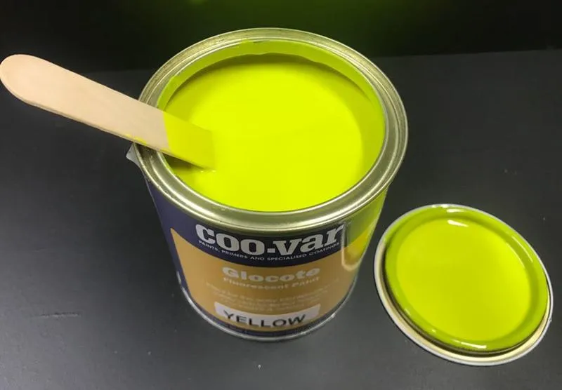 Plamy z farby fluorescencyjnej