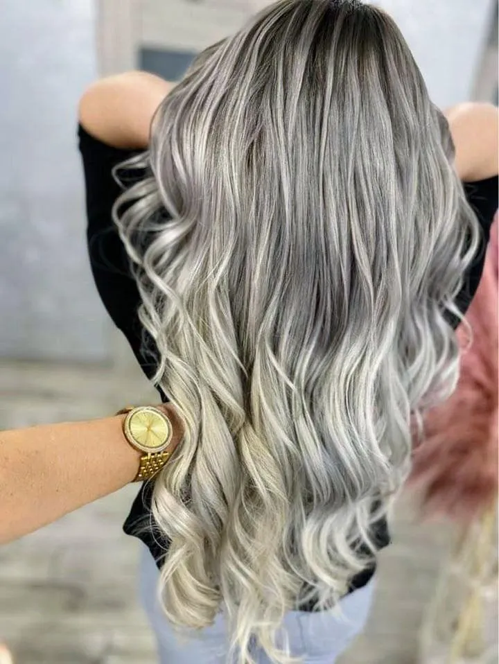 Platynowy kolor włosów